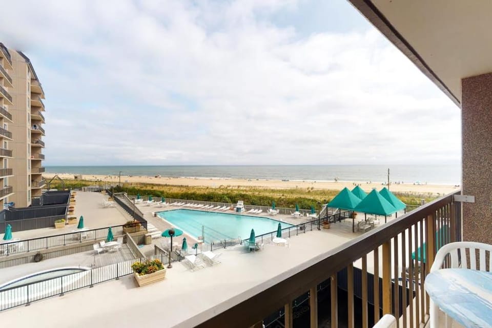 Sea Colony Ocean 3rd floor condo with gym basketball court & tennis court House in Sussex County