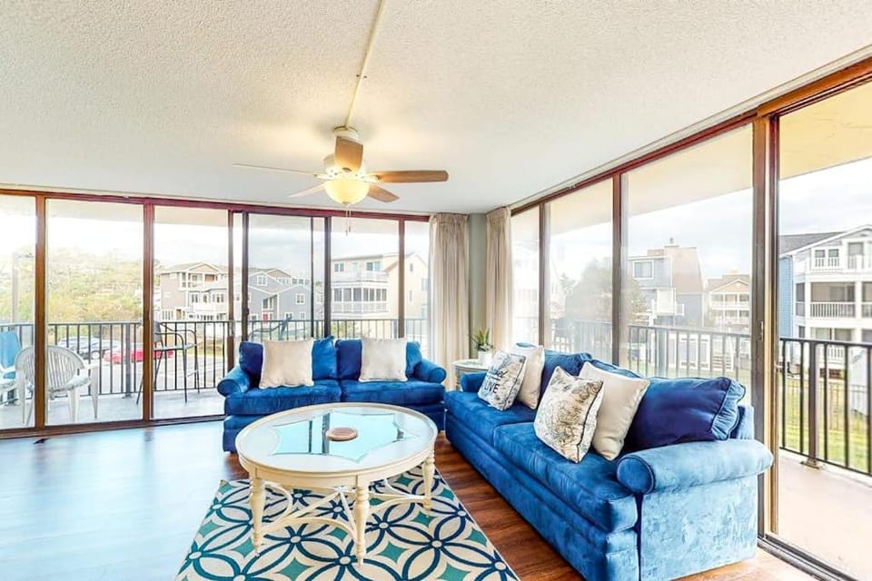 Sea Colony oceanfront 1st floor condo with elevator & shared pool House in Sussex County
