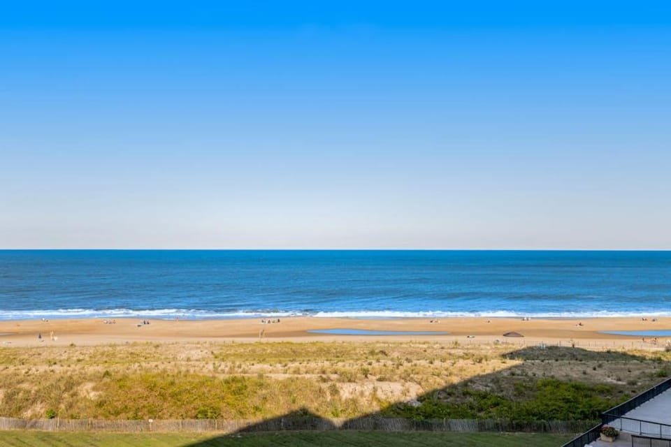 Sea Colony oceanfront 6th floor condo with elevator gym & ocean views House in Sea Colony