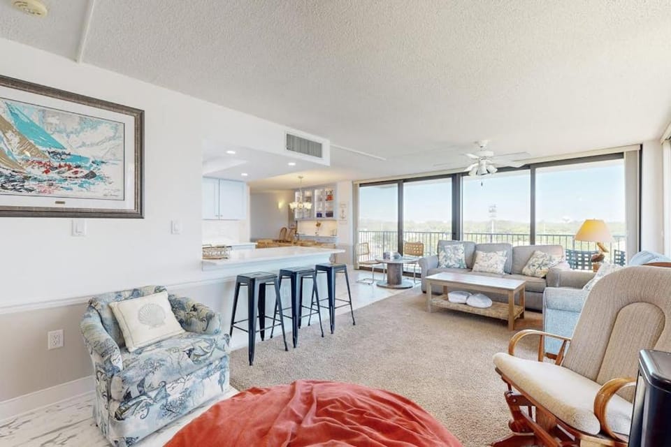 Sea Colony oceanfront 6th floor condo with elevator gym & ocean views House in Sea Colony