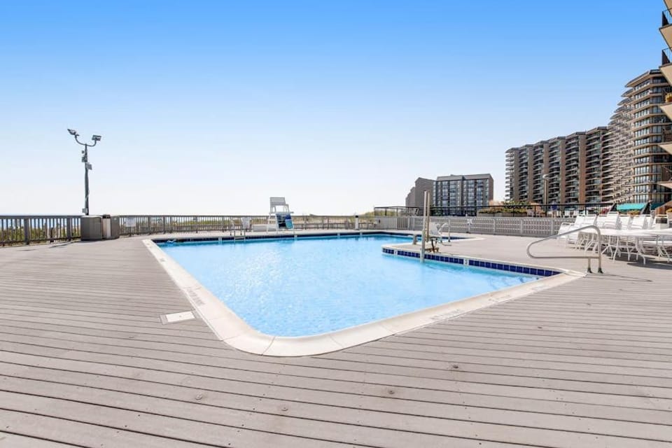 Sea Colony Ocean 3rd floor condo with pool tennis court & gym House in Sea Colony