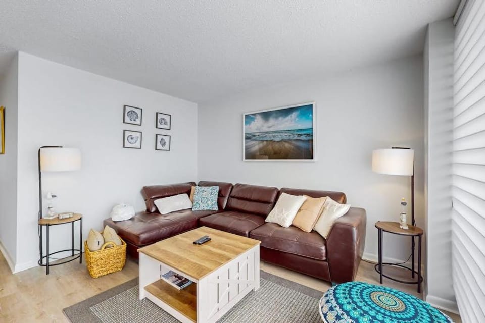 Sea Colony Ocean 8th floor condo with elevator tennis court & shared sauna House in Sea Colony