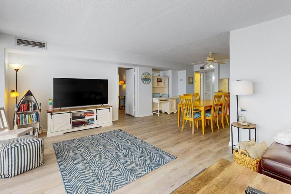Sea Colony Ocean 8th floor condo with elevator tennis court & shared sauna House in Sea Colony