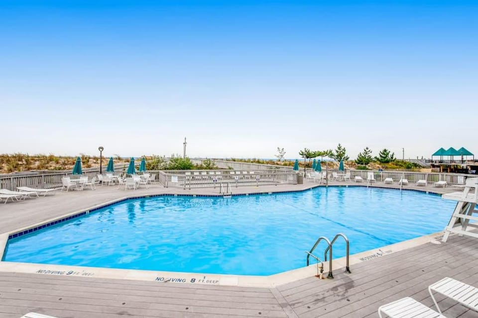 Sea Colony Ocean 7th floor condo with pool shared sauna & gym House in Sussex County