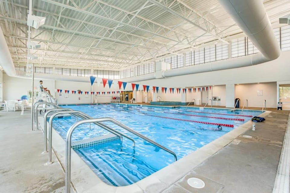 Sea Colony Ocean 7th floor condo with pool shared sauna & gym House in Sussex County