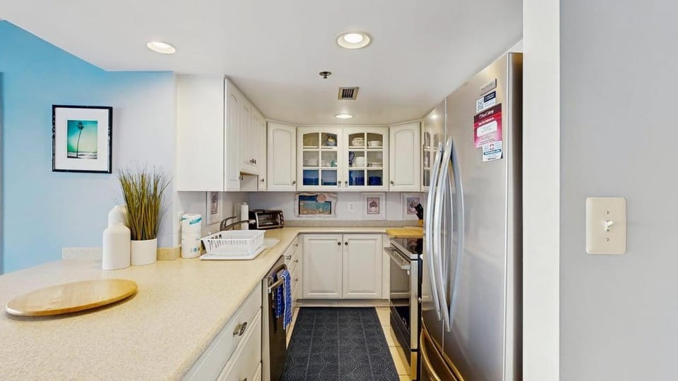 Updated Sea Colony Ocean 1st floor condo with elevator & gym House in Sussex County