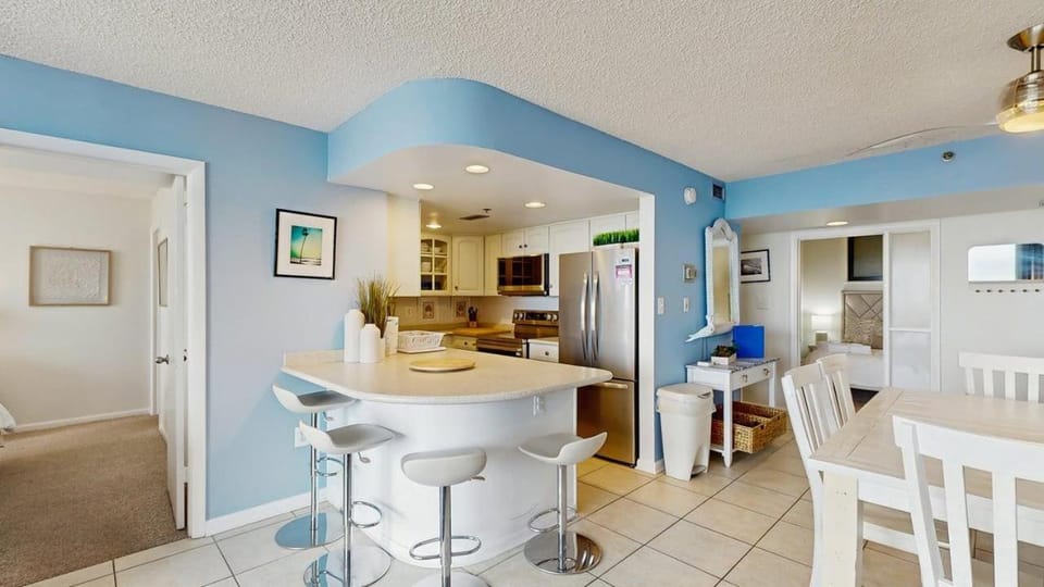 Updated Sea Colony Ocean 1st floor condo with elevator & gym House in Sussex County