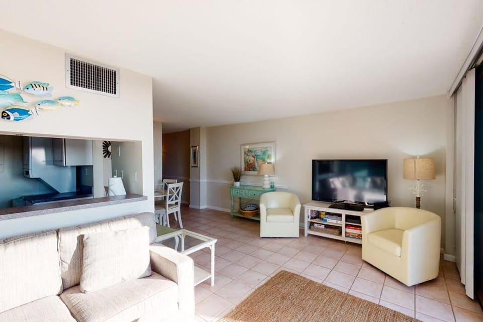 Sea Colony Ocean 1st floor condo with basketball court tennis court & WiFi House in Sea Colony