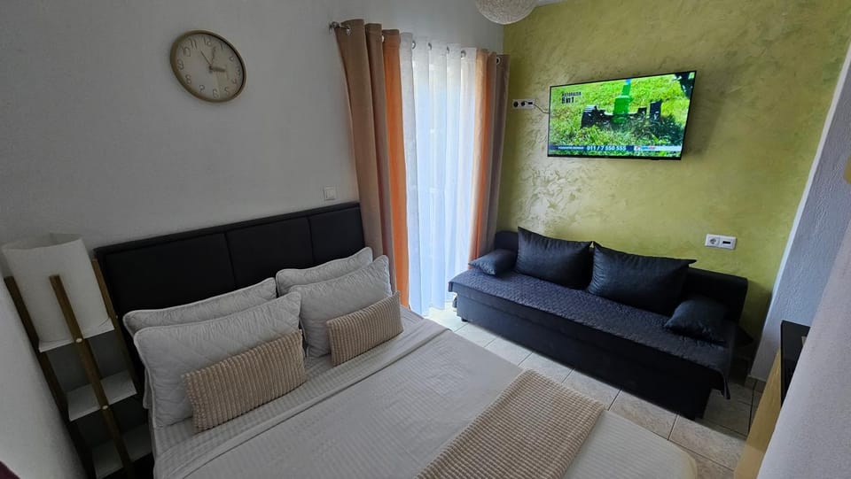 Communal lounge/ TV room, Bed, TV and multimedia, Seating area, Bedroom