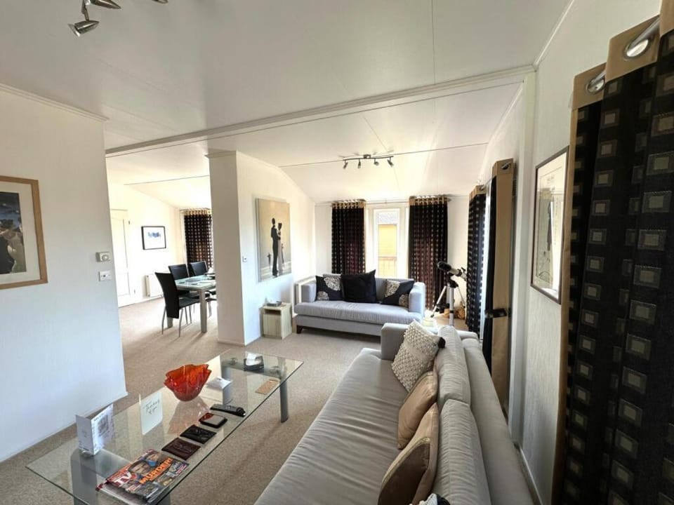 Communal lounge/ TV room, Activities, TV and multimedia, furniture, internet