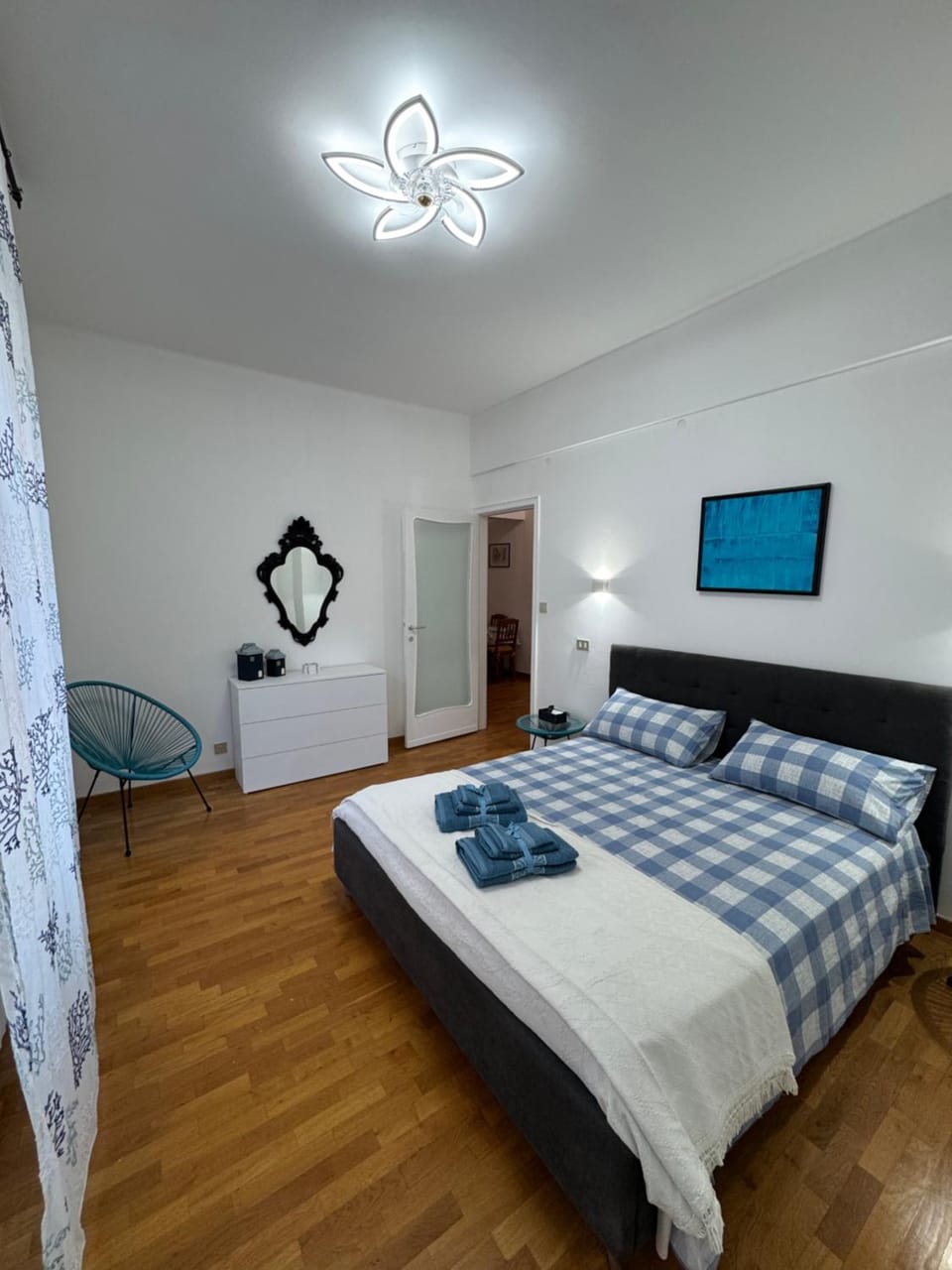 Bed, TV and multimedia, Photo of the whole room, Bedroom, towels