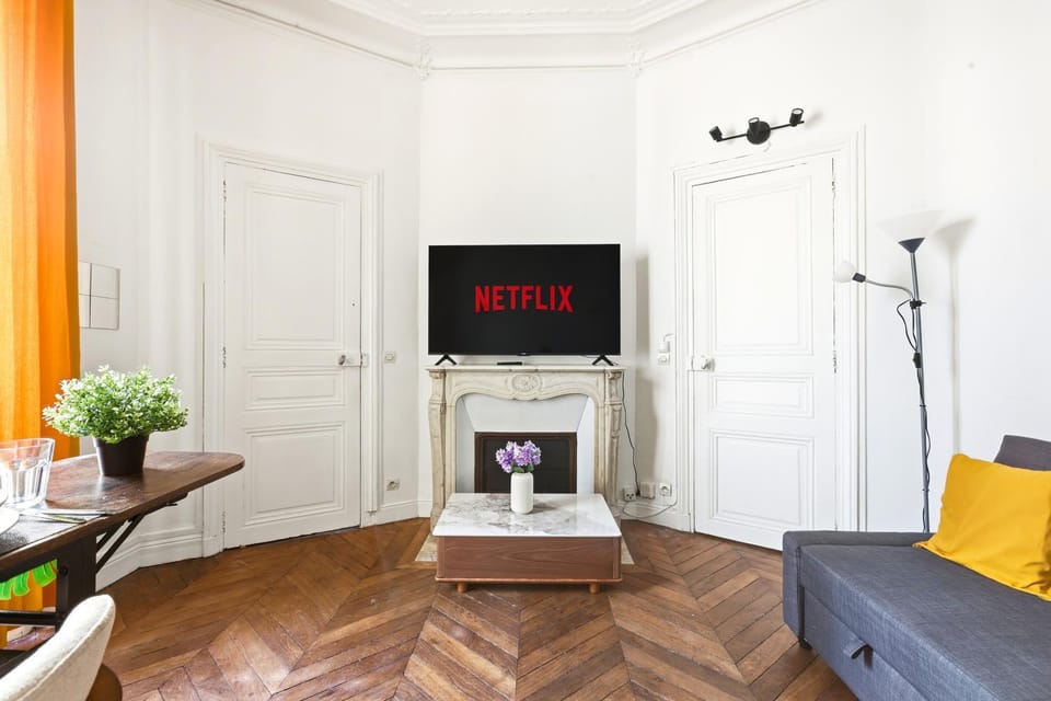 Communal lounge/ TV room, TV and multimedia, Living room, Seating area, Evening entertainment