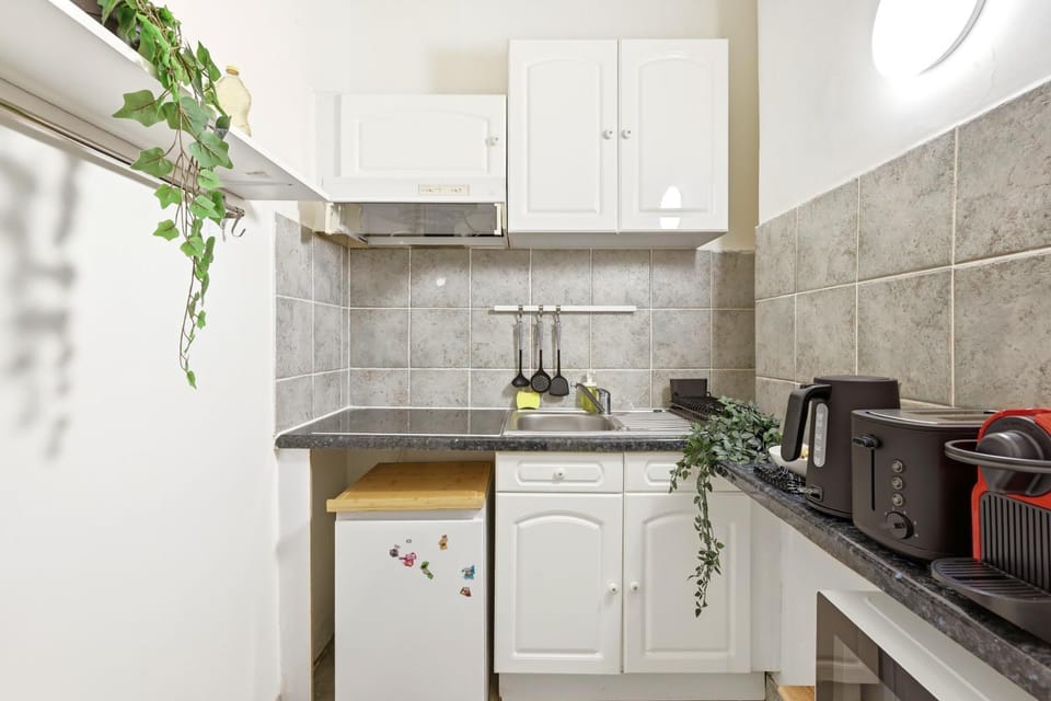 Coffee/tea facilities, Kitchen or kitchenette, stove, toaster