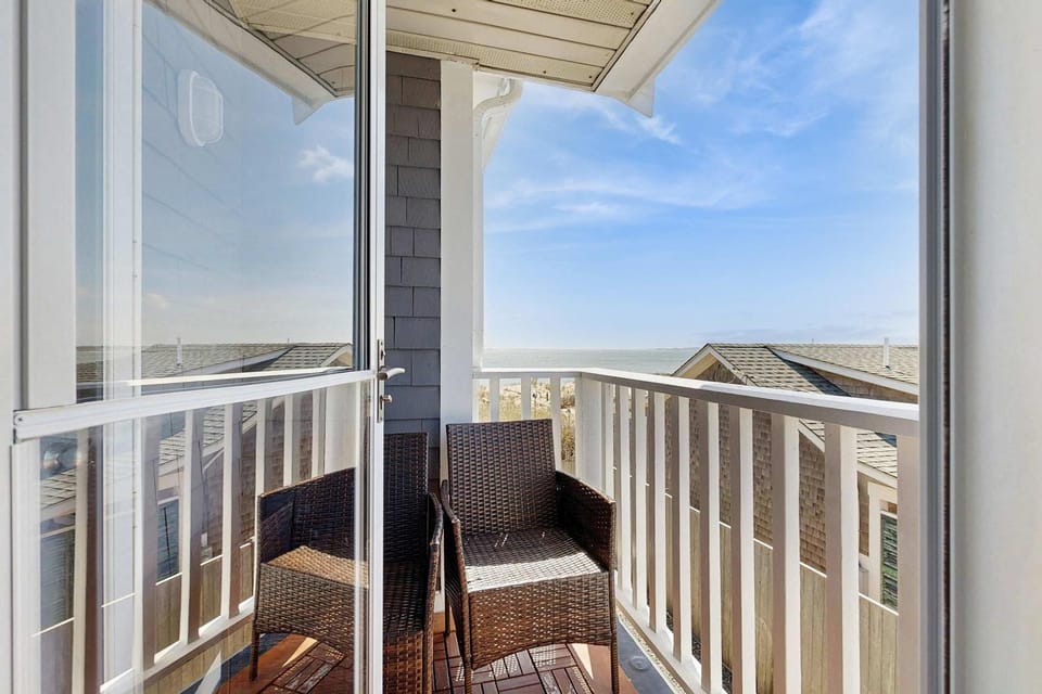 Oceanfront hotel suite at beachfront Sandbars Inn with balcony AC & firepit House in North Truro