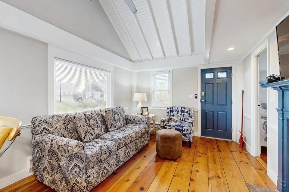Oceanfront cottage near town with full kitchen AC beach access & patio House in North Truro