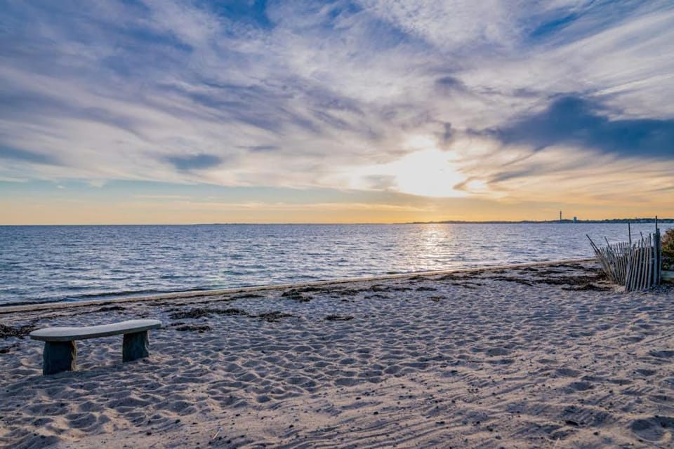 Oceanfront cottage near town with full kitchen AC beach access & patio House in North Truro