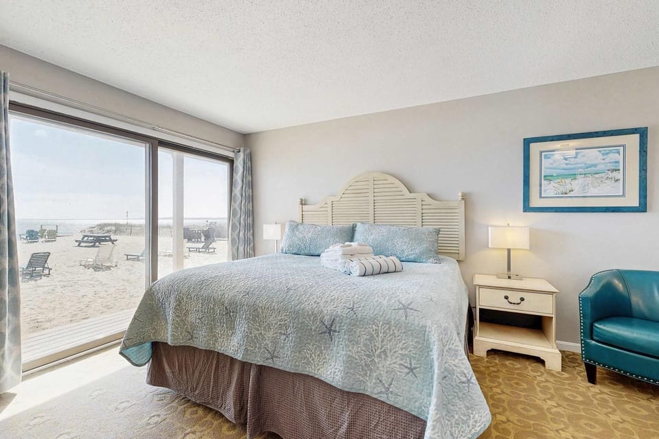 Oceanfront studio suite with amazing views patio & AC - dogs welcome Apartment in North Truro