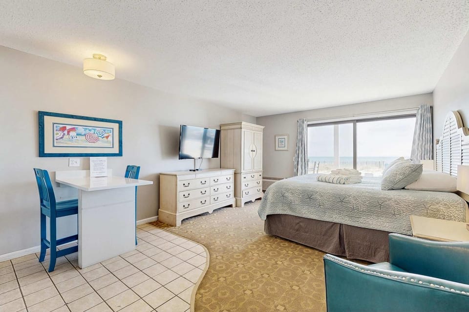 Oceanfront studio suite with amazing views patio & AC - dogs welcome Apartment in North Truro