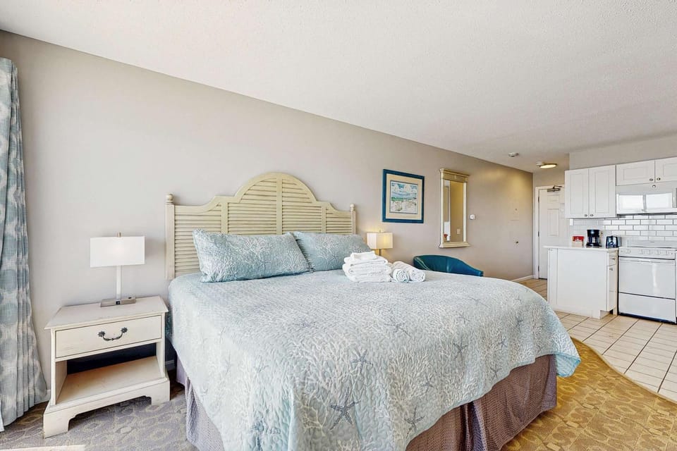Oceanfront studio suite with amazing views patio & AC - dogs welcome Apartment in North Truro
