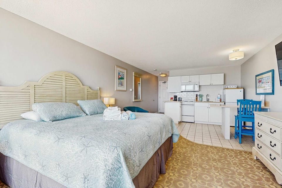 Oceanfront suite with bay-view balcony full kitchen AC & firepit Apartment in North Truro