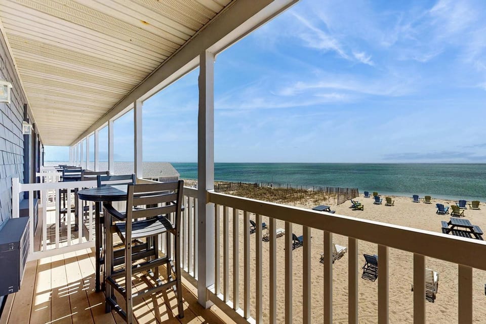 Oceanfront suite with bay-view balcony full kitchen AC & firepit Apartment in North Truro