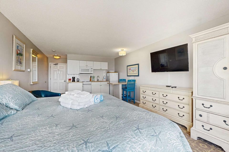 Oceanfront suite with bay-view balcony full kitchen AC & firepit Apartment in North Truro
