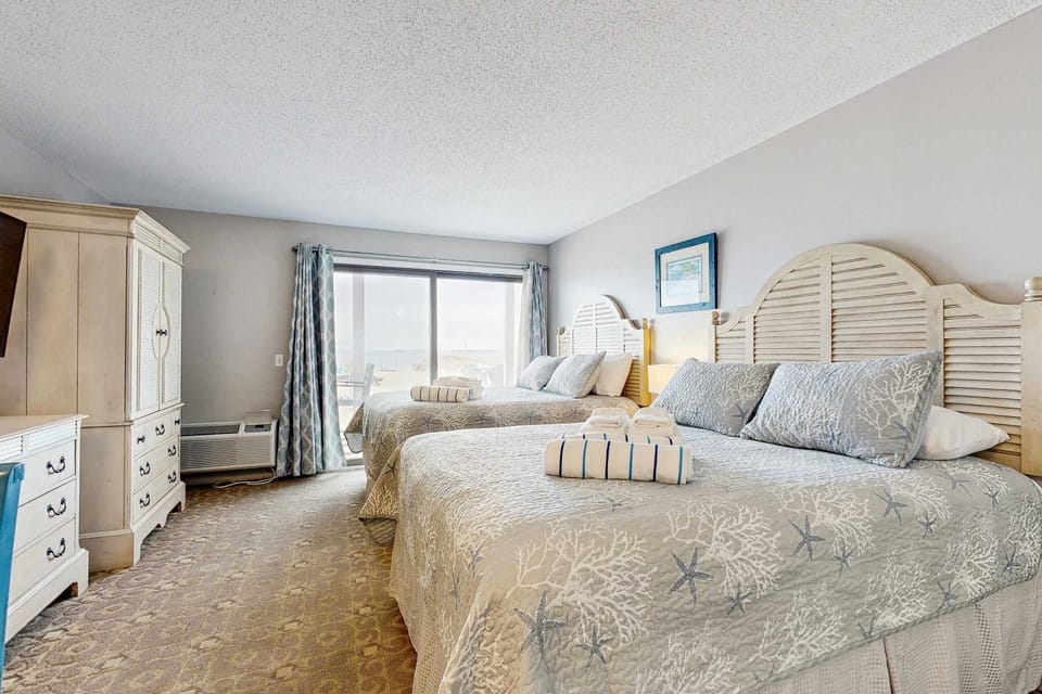 Oceanfront studio with lovely views AC & great location - dogs welcome Apartment in North Truro