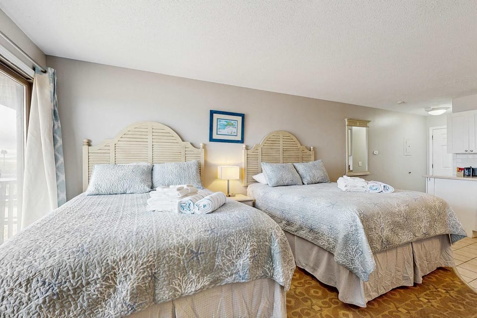 Oceanfront studio with lovely views AC & great location - dogs welcome Apartment in North Truro