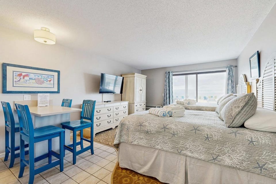 Oceanfront studio with lovely views AC & great location - dogs welcome Apartment in North Truro
