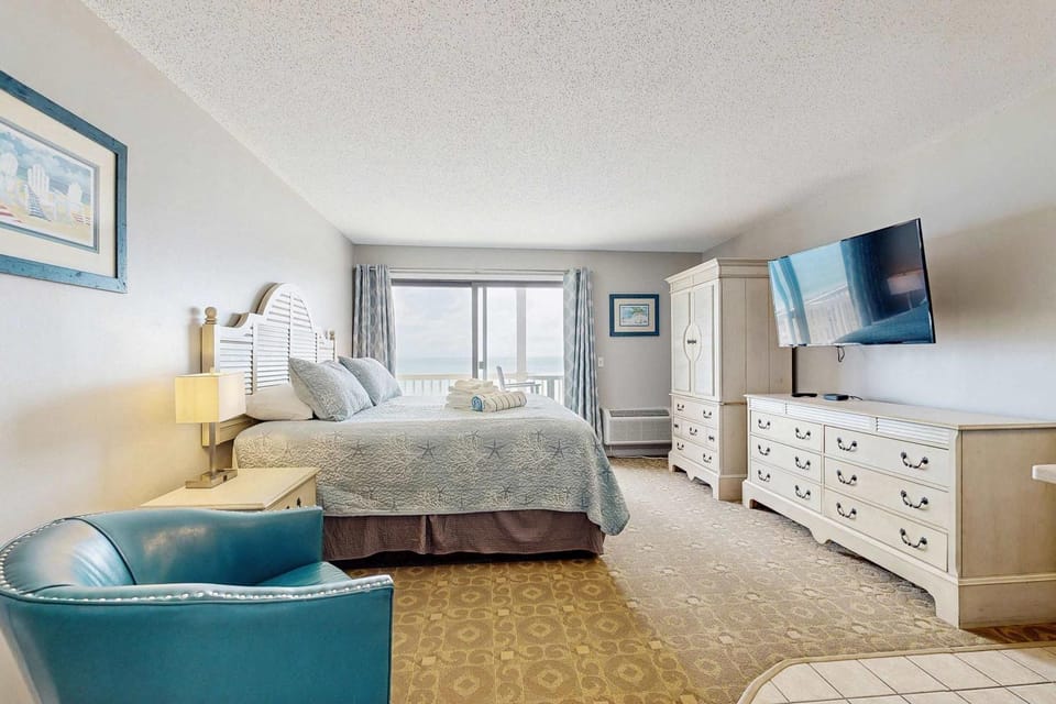 Oceanfront escape with full kitchen bay-view balcony AC & firepit Apartment in North Truro