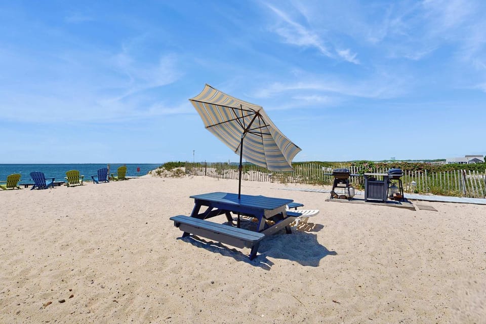Oceanfront escape with full kitchen bay-view balcony AC & firepit Apartment in North Truro