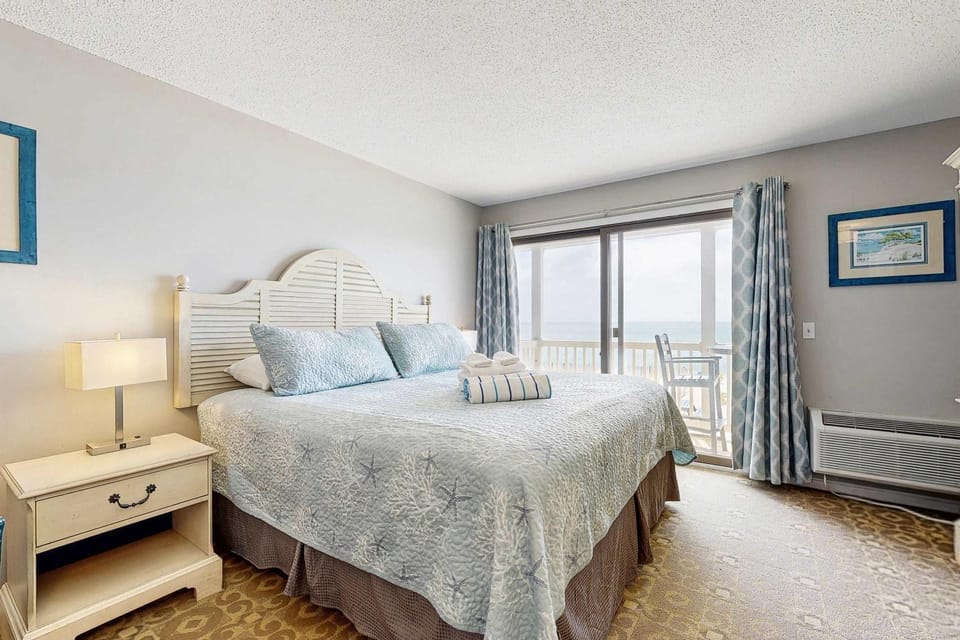 Oceanfront escape with full kitchen bay-view balcony AC & firepit Apartment in North Truro