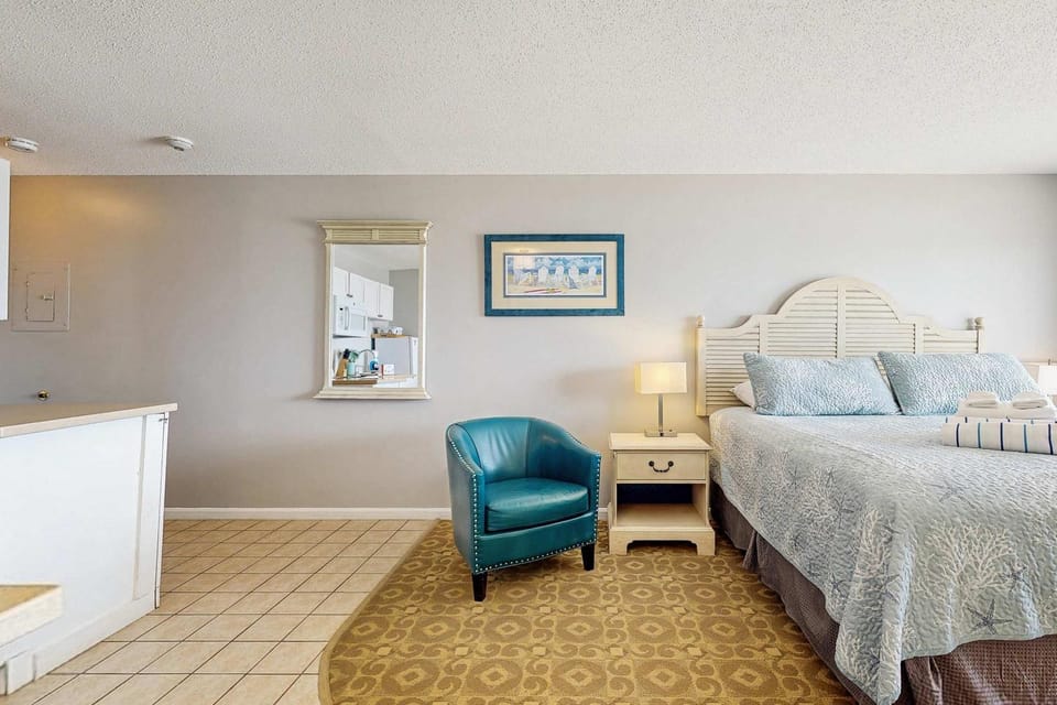Oceanfront escape with full kitchen bay-view balcony AC & firepit Apartment in North Truro