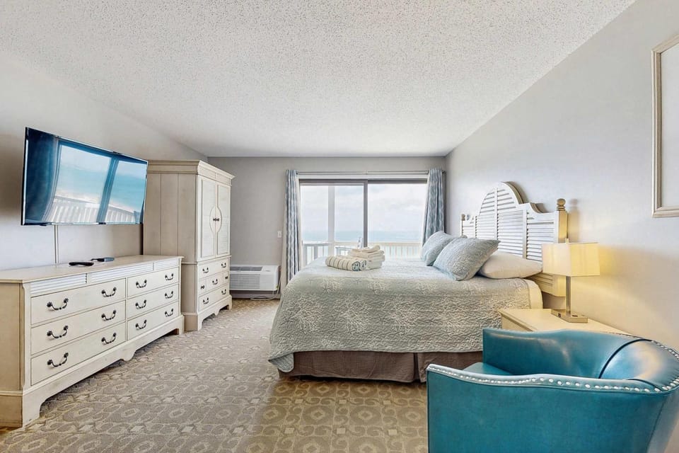 Oceanfront dream studio with full kitchen AC bay-view balcony & firepit Apartment in North Truro
