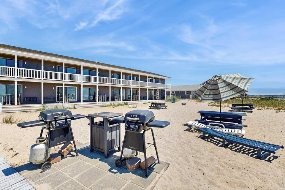 Oceanfront dream studio with full kitchen AC bay-view balcony & firepit Apartment in North Truro