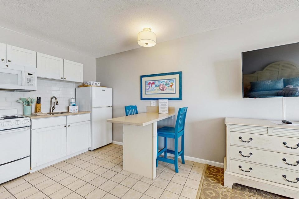 Oceanfront dream studio with full kitchen AC bay-view balcony & firepit Apartment in North Truro