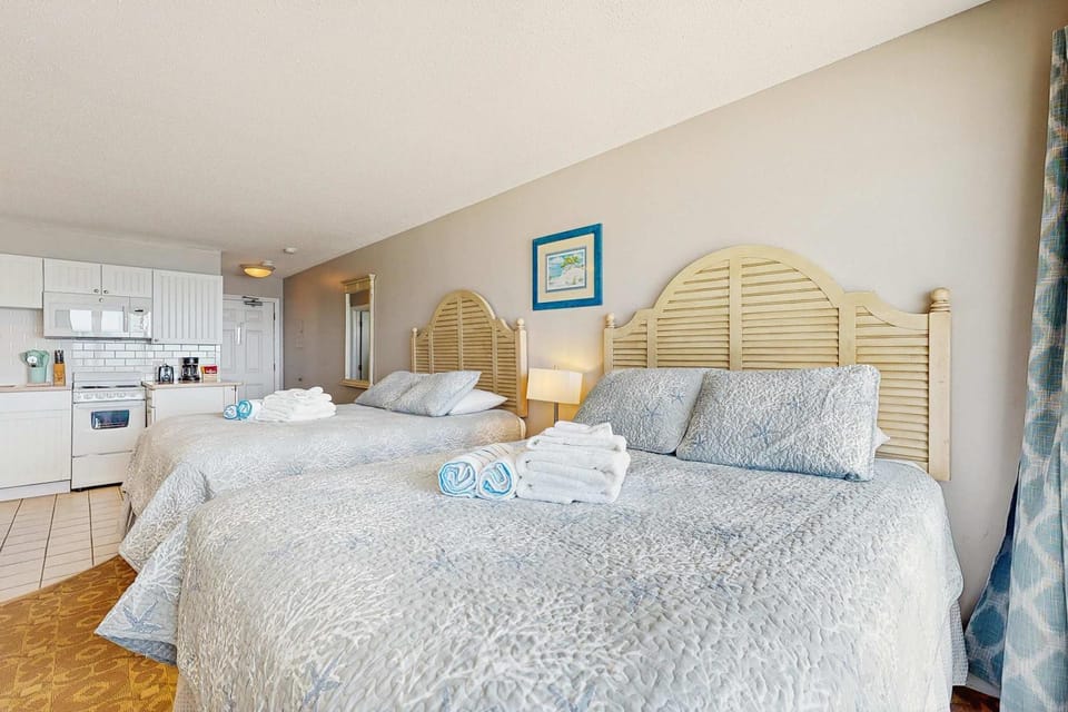 Oceanfront getaway with Bay-view balcony full kitchen AC Apartment in North Truro