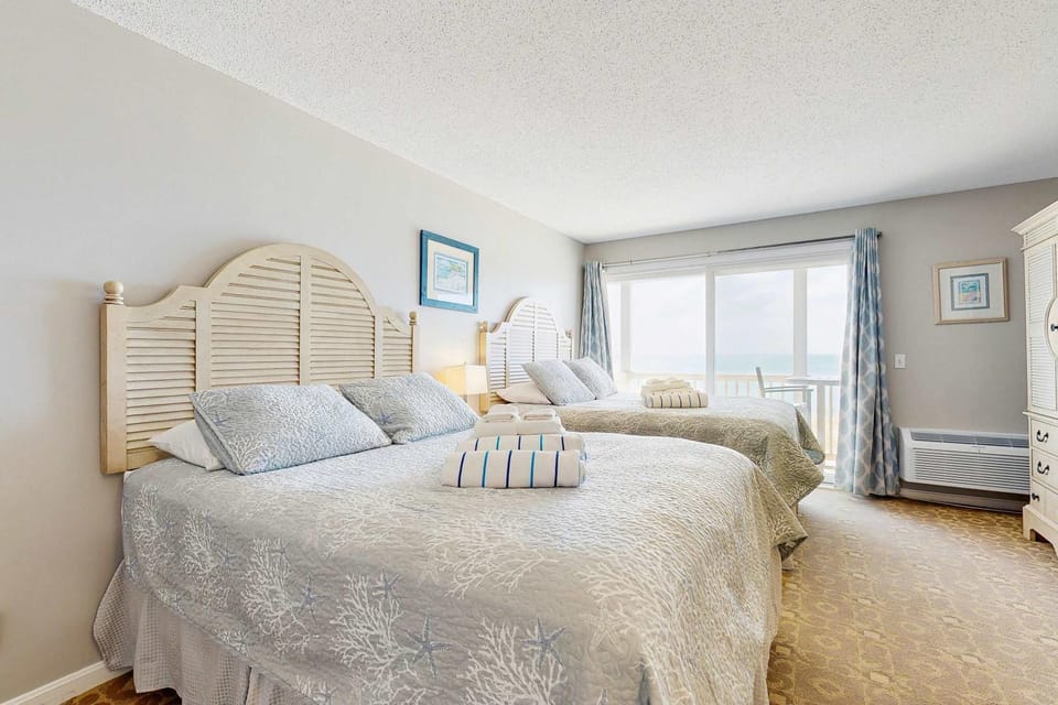 Oceanfront getaway with Bay-view balcony full kitchen AC Apartment in North Truro