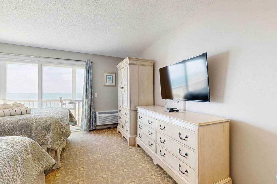 Oceanfront getaway with Bay-view balcony full kitchen AC Apartment in North Truro
