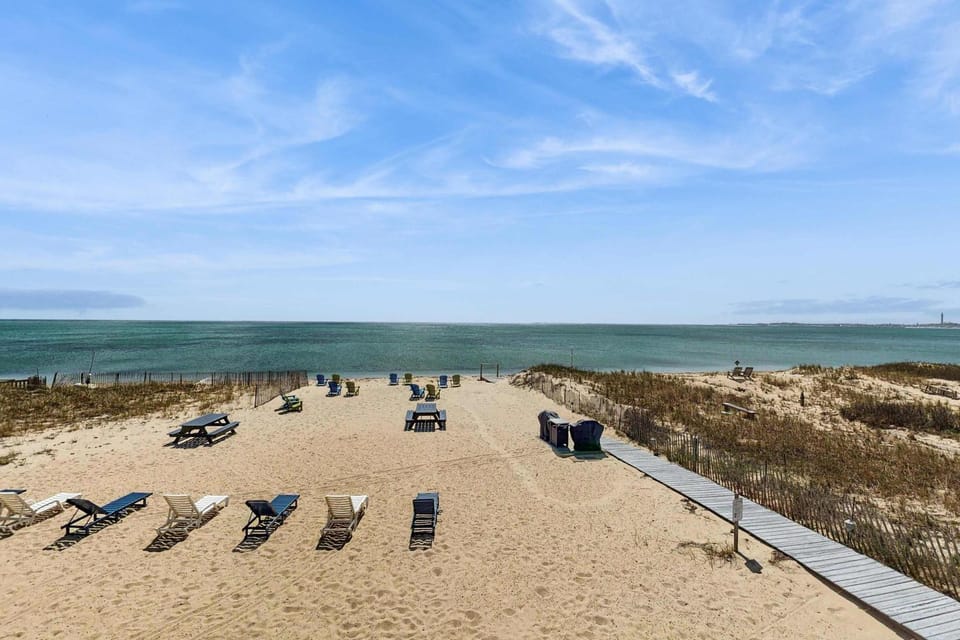 Oceanfront suite with bay views full kitchen balcony AC & firepit Apartment in North Truro