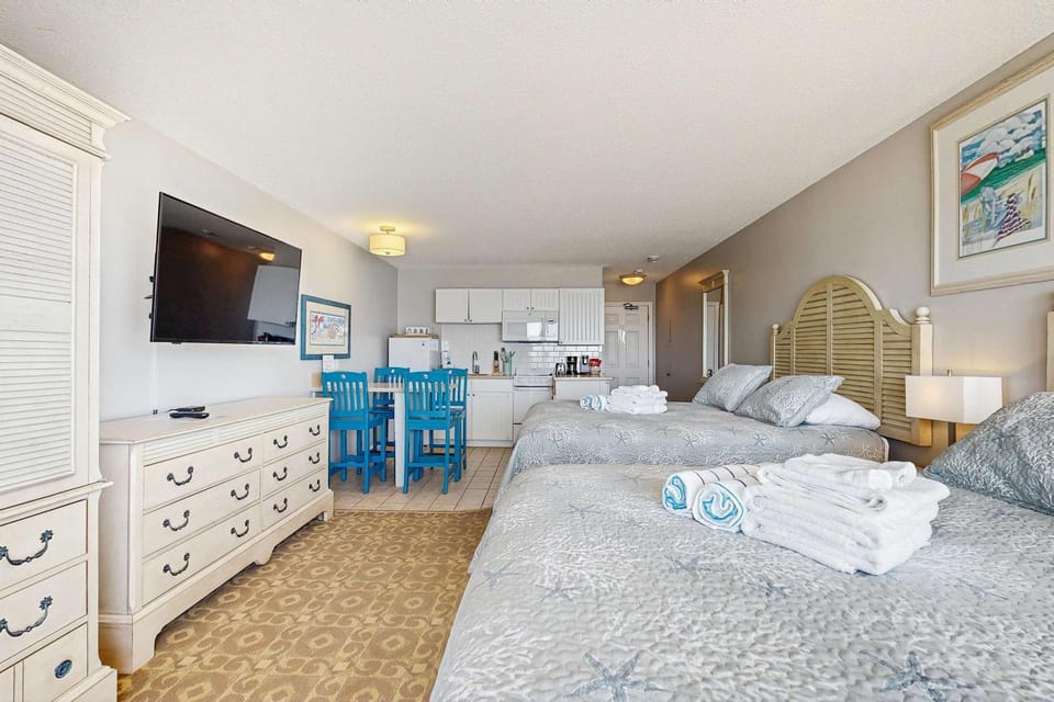 Oceanfront suite with bay views full kitchen balcony AC & firepit Apartment in North Truro