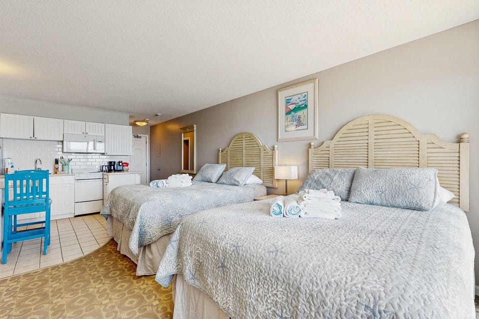 Oceanfront suite with bay views full kitchen balcony AC & firepit Apartment in North Truro