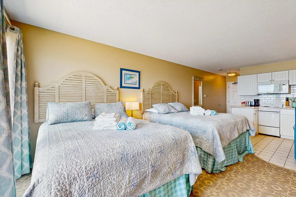 Oceanfront hideaway with full kitchen AC sunrise-view balcony Apartment in North Truro