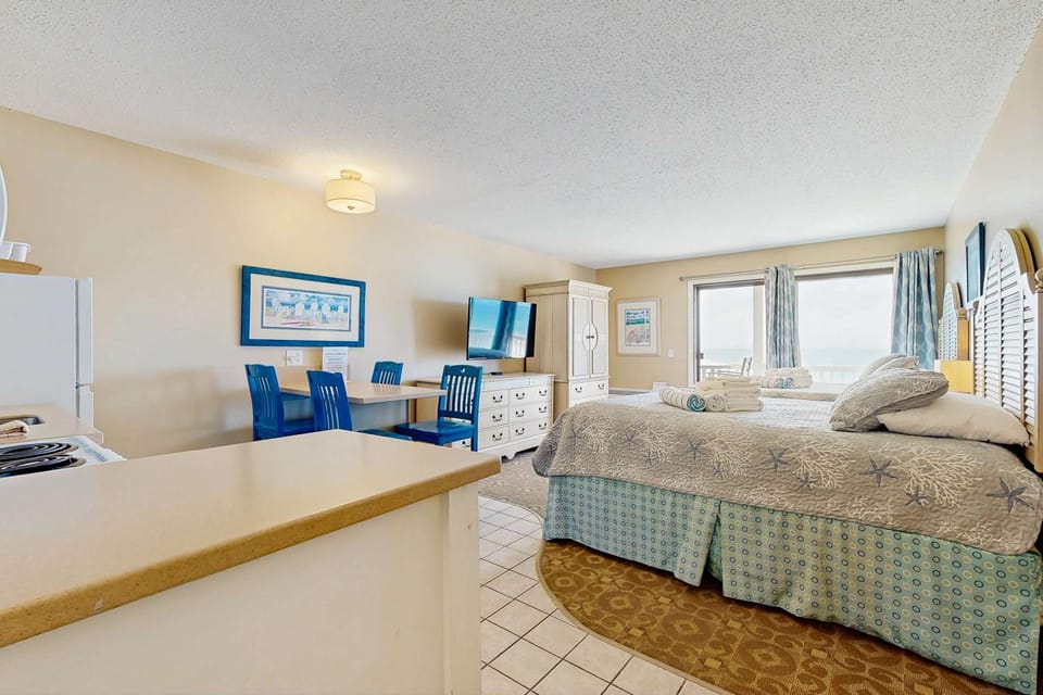 Oceanfront hideaway with full kitchen AC sunrise-view balcony Apartment in North Truro