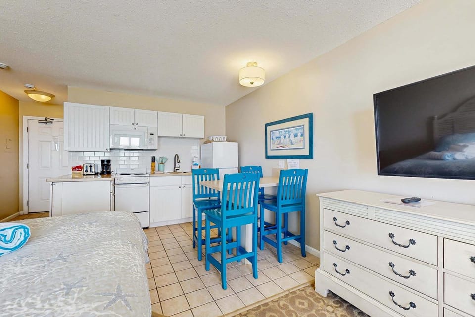 Oceanfront hideaway with full kitchen AC sunrise-view balcony Apartment in North Truro