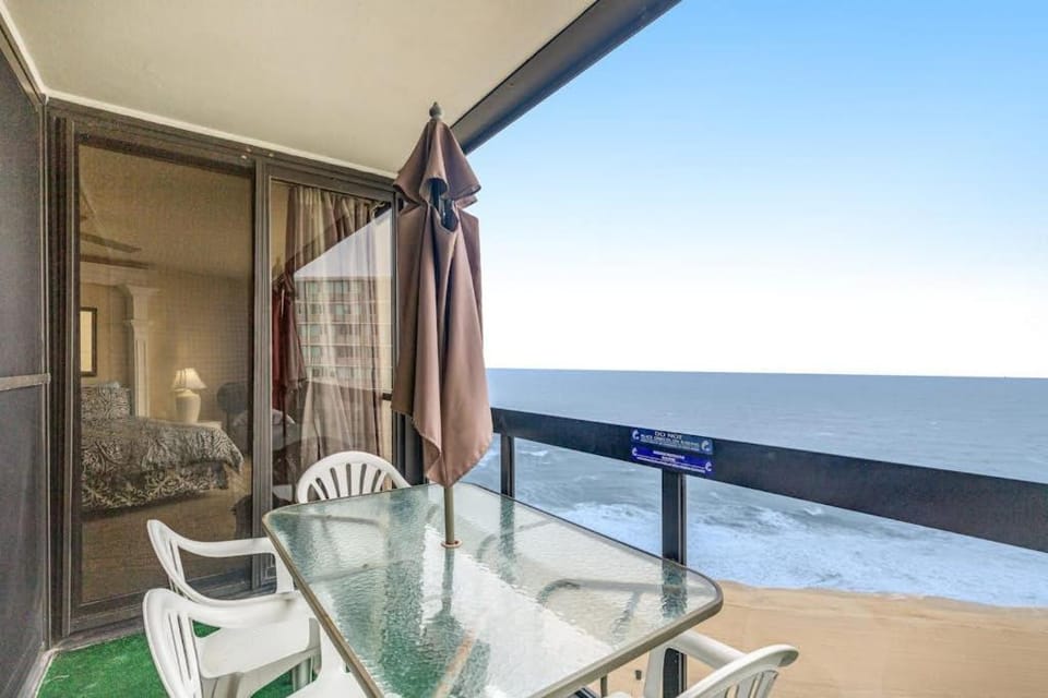 Oceanfront escape with beach access pools sauna tennis & fitness room House in Ocean City