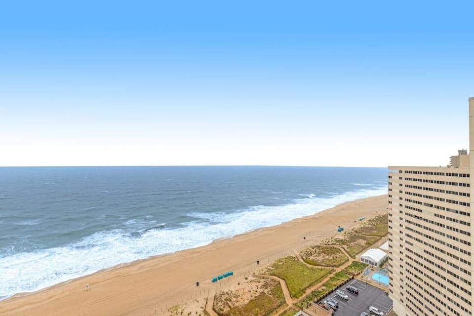 Oceanfront escape with beach access pools sauna tennis & fitness room House in Ocean City