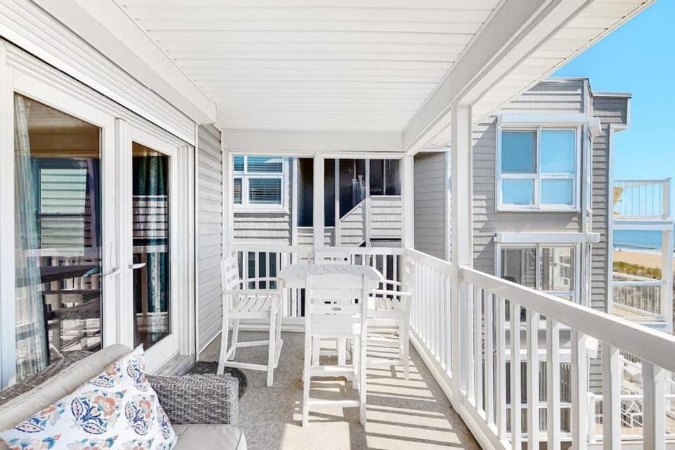 Oceanfront Happy House duplex with ocean view WiFi washer & dryer & direct beach access House in Ocean City