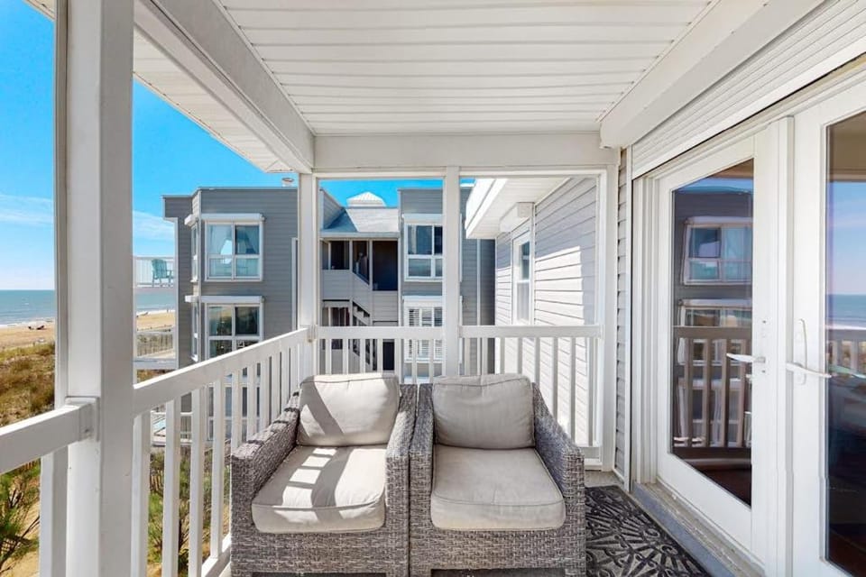 Oceanfront Happy House duplex with ocean view WiFi washer & dryer & direct beach access House in Ocean City