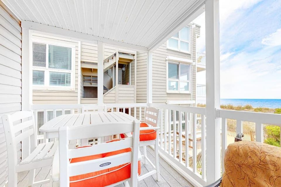 Oceanfront Happy House duplex with WiFi washer & dryer ocean views & beach access House in Ocean City